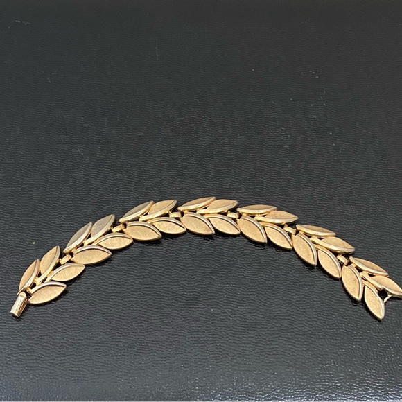 Vintage 50’s Crown Trifari Gold-tone Laurel Leaf Link 7.5” Bracelet - Picture 9 of 12